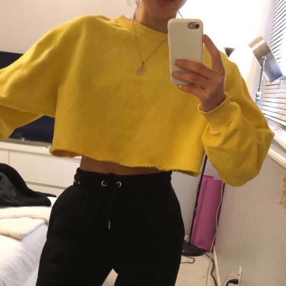 Yellow vintage cropped sweater crewneck. - Picture 4 of 4